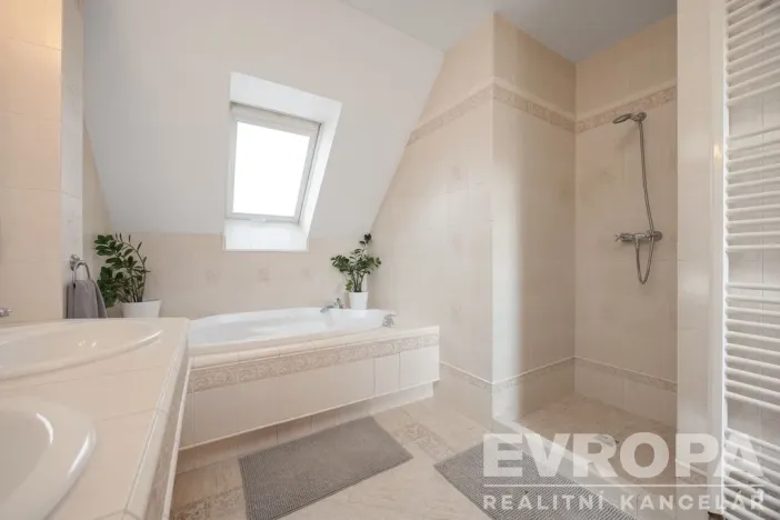 Prodej rodinného domu, Košátky, 350 m2