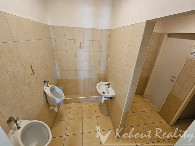 Pronájem kanceláře, Praha - Hloubětín, Nademlejnská, 136 m2