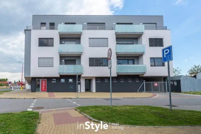 Pronájem bytu 2+kk, Staré Město, Velkomoravská, 71 m2