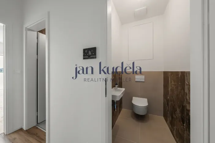 Pronájem bytu 1+kk, Brno, Komárovská, 33 m2