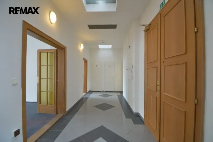 Pronájem kanceláře, Hradec Králové, Československé armády, 100 m2