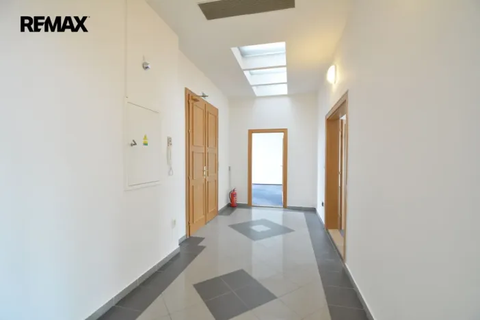 Pronájem kanceláře, Hradec Králové, Československé armády, 100 m2
