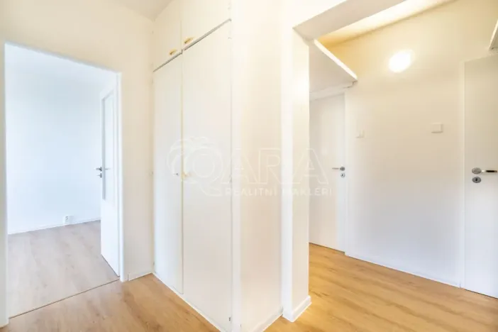 Pronájem bytu 3+1, Praha - Kobylisy, Famfulíkova, 67 m2