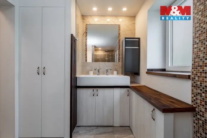 Prodej rodinného domu, Moravec, 220 m2