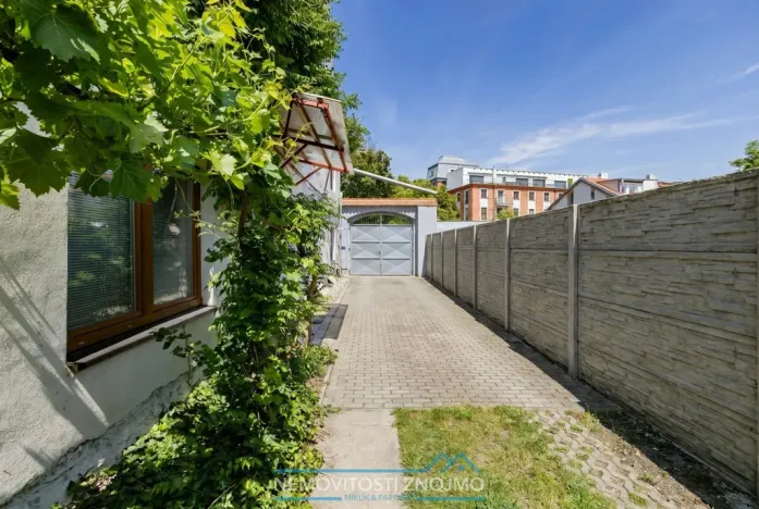 Prodej obchodního prostoru, Znojmo, Sokolská, 547 m2