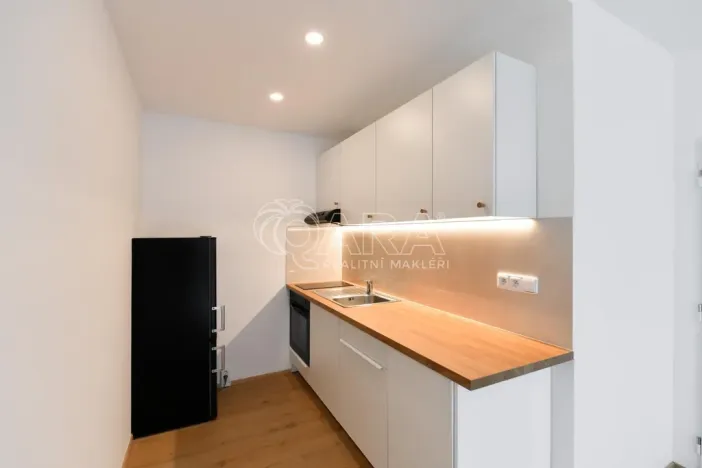 Prodej bytu 2+kk, Praha - Kobylisy, Famfulíkova, 43 m2