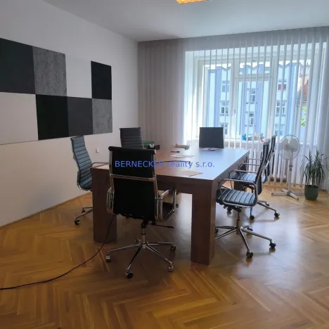 Pronájem kanceláře, Hradec Králové, třída Karla IV., 105 m2