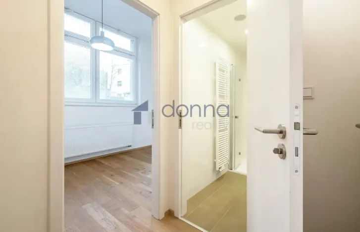 Pronájem bytu 2+kk, Praha, Perucká, 37 m2