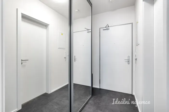 Pronájem bytu 1+kk, Praha - Vysočany, Poděbradská, 33 m2
