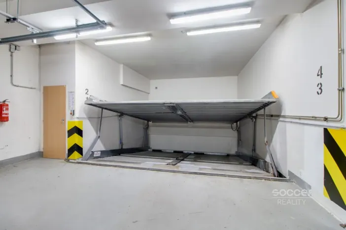 Pronájem garážového stání, Praha - Kbely, Herlíkovická, 12 m2