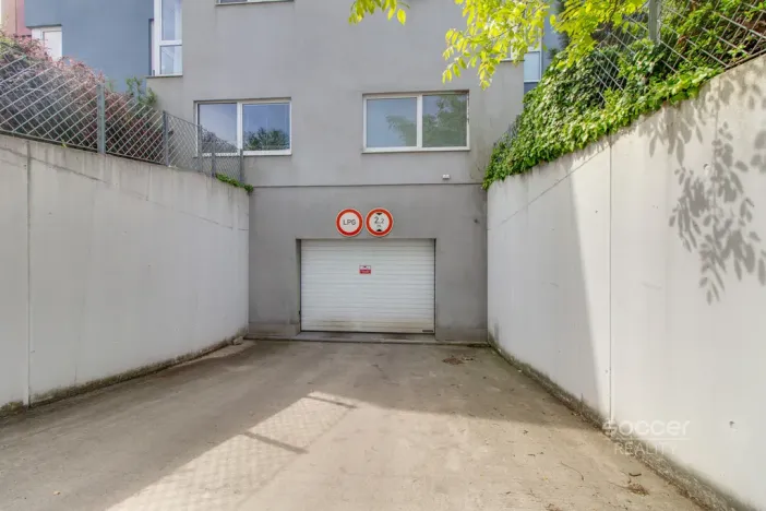 Pronájem garážového stání, Praha - Kbely, Herlíkovická, 12 m2