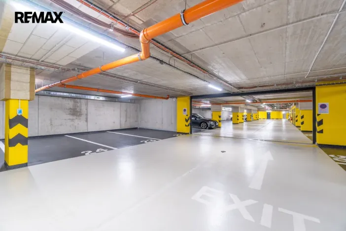 Pronájem garážového stání, Praha - Strašnice, Nad vodovodem, 15 m2