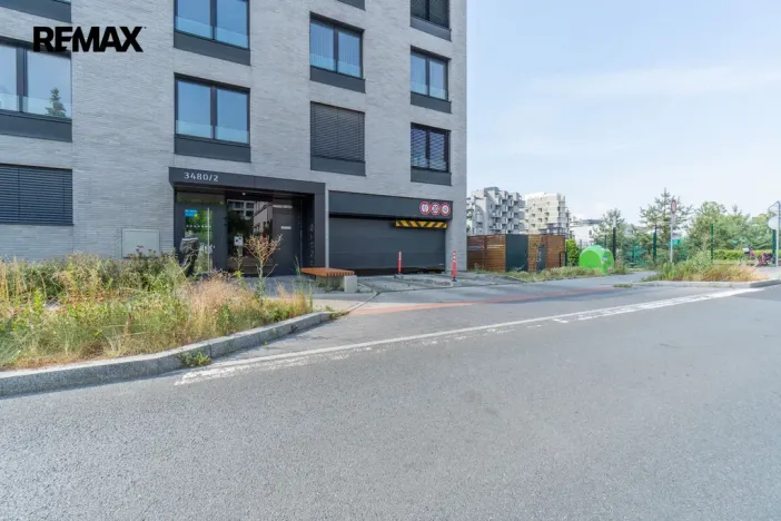 Pronájem garážového stání, Praha - Strašnice, Nad vodovodem, 15 m2