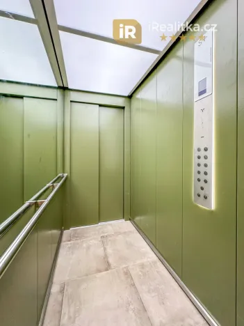 Pronájem bytu 2+kk, Praha - Černý Most, Arnošta Valenty, 35 m2