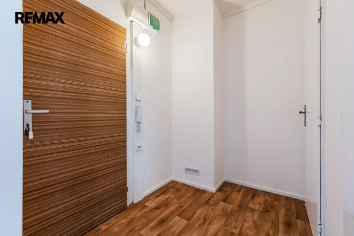 Pronájem bytu 1+kk, Praha - Troja, Sosnovecká, 29 m2