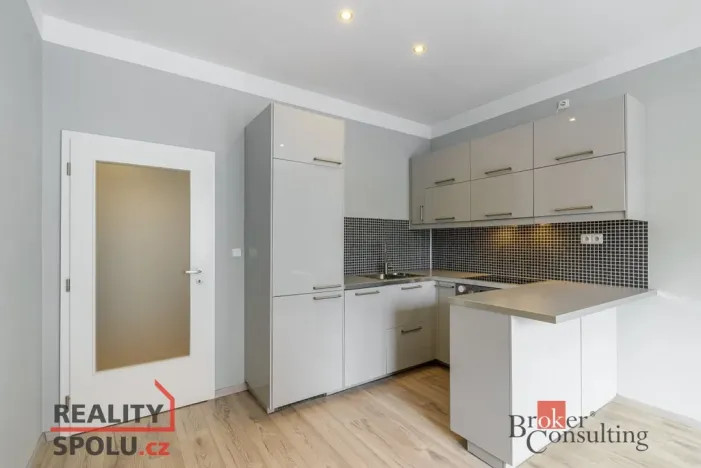 Pronájem bytu 2+kk, Praha - Podolí, Dvorecké náměstí, 40 m2