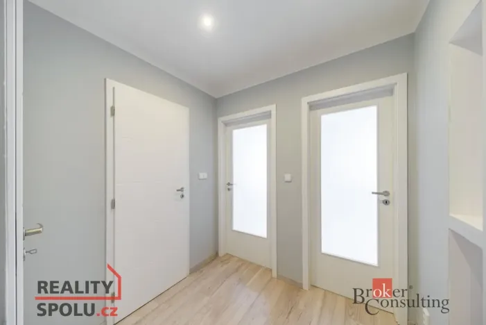 Pronájem bytu 2+kk, Praha - Podolí, Dvorecké náměstí, 40 m2