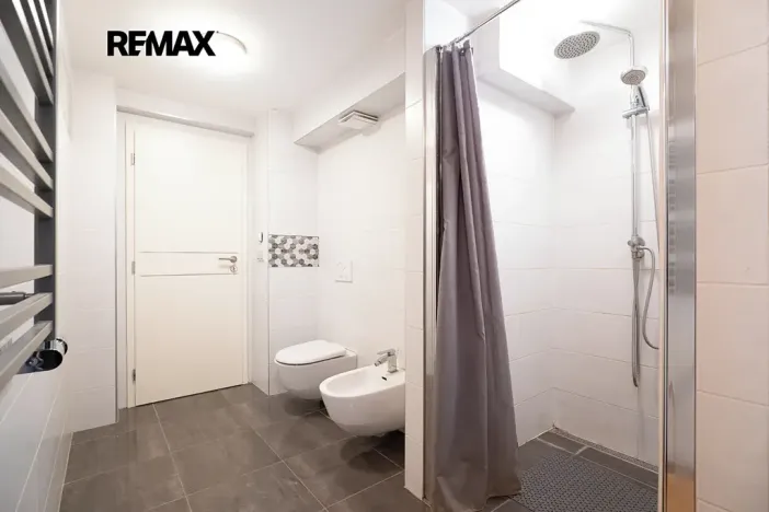 Prodej obchodního prostoru, Praha - Troja, Vřesová, 240 m2