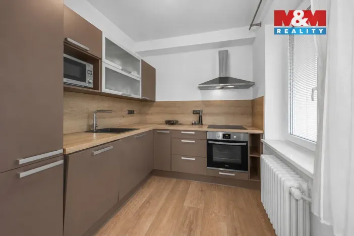 Pronájem bytu 2+1, Pardubice - Zelené Předměstí, Benešovo náměstí, 55 m2