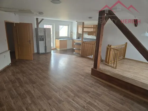 Pronájem atypického bytu, Chomutov, náměstí Dr. Beneše, 155 m2