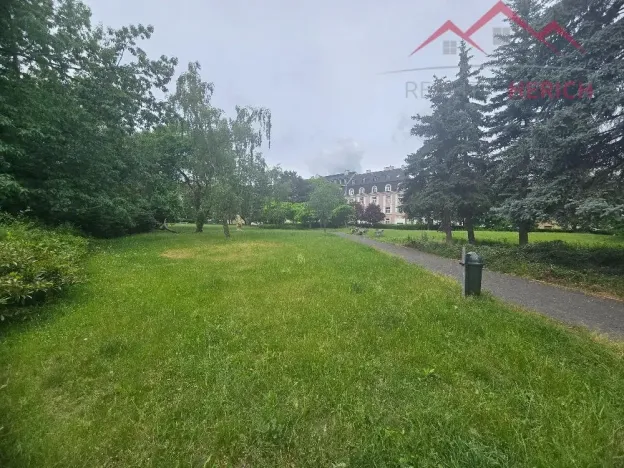 Pronájem atypického bytu, Chomutov, náměstí Dr. Beneše, 155 m2