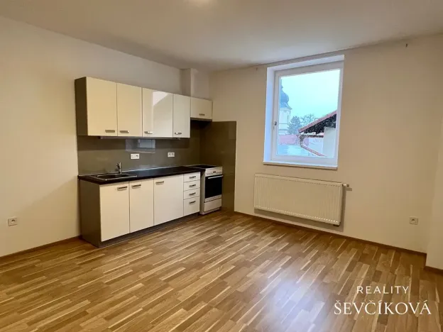 Pronájem bytu 1+kk, Holice, náměstí T. G. Masaryka, 28 m2