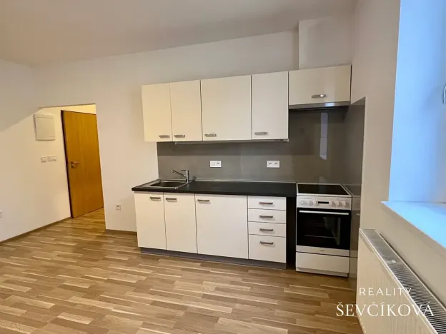Pronájem bytu 1+kk, Holice, náměstí T. G. Masaryka, 28 m2