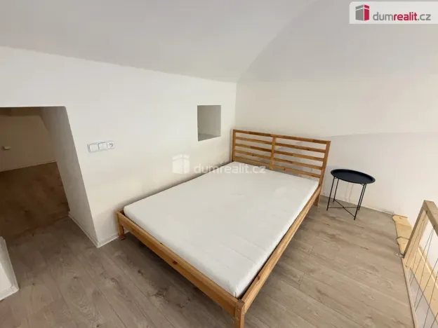 Pronájem bytu 1+kk, Praha - Smíchov, Na Valentince, 50 m2