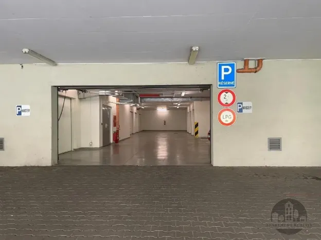 Pronájem garážového stání, Praha - Košíře, Plzeňská, 20 m2
