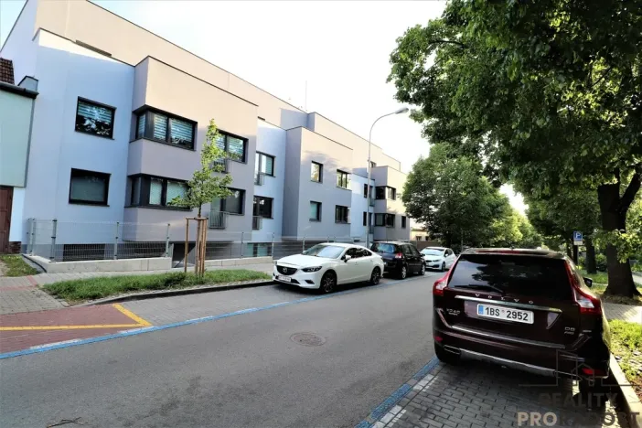 Pronájem garážového stání, Brno - Židenice, Vančurova, 4465 m2
