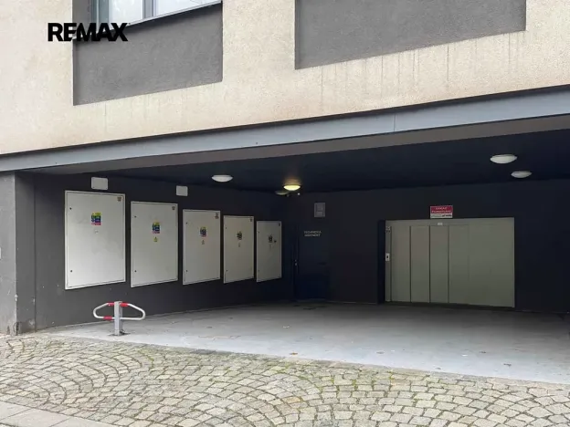 Prodej garážového stání, Praha - Smíchov, Holečkova, 13 m2