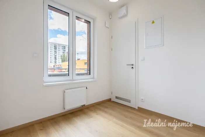 Pronájem bytu 1+kk, Praha - Vysočany, Bukačova, 44 m2
