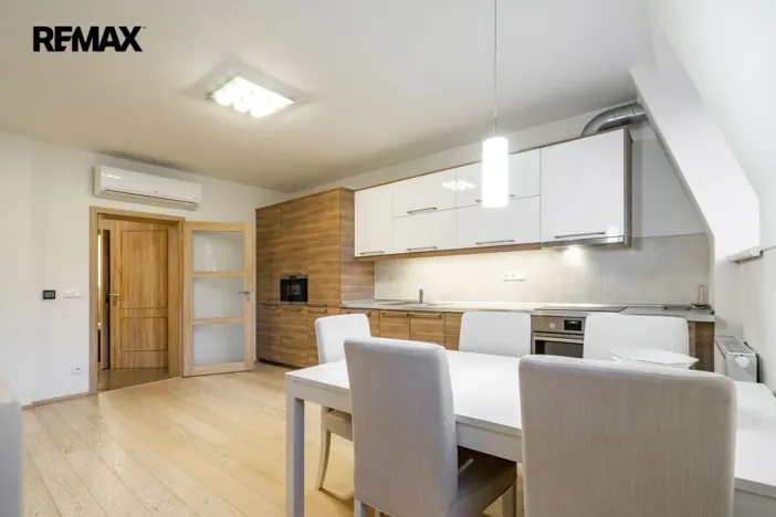 Pronájem bytu 4+kk, Karlovy Vary, Bulharská, 118 m2
