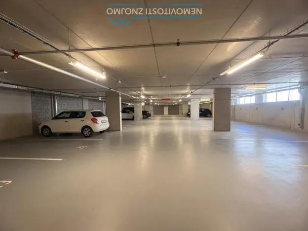 Pronájem garážového stání, Znojmo, Jarošova, 15 m2