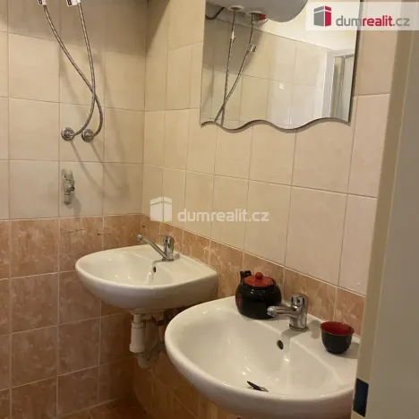 Pronájem bytu 1+kk, Praha - Kobylisy, Zenklova, 15 m2