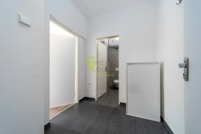 Pronájem bytu 1+kk, Praha, Jaromírova, 37 m2