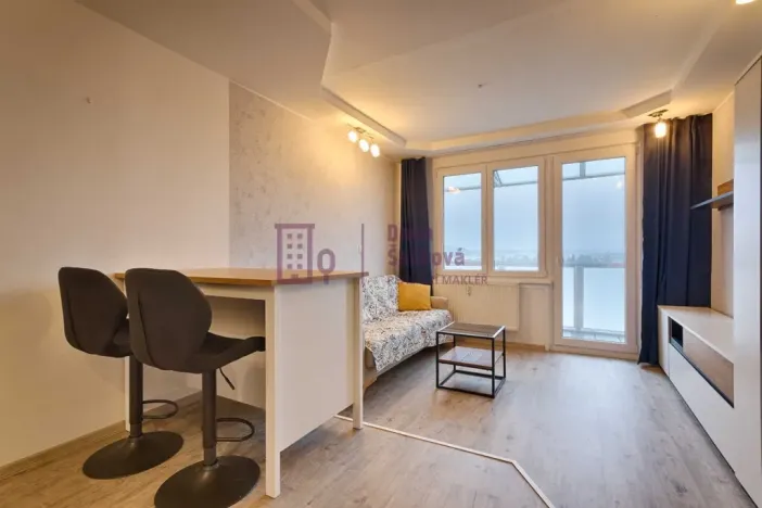 Pronájem bytu 2+kk, Jindřichův Hradec - Jindřichův Hradec III, sídliště Vajgar, 42 m2