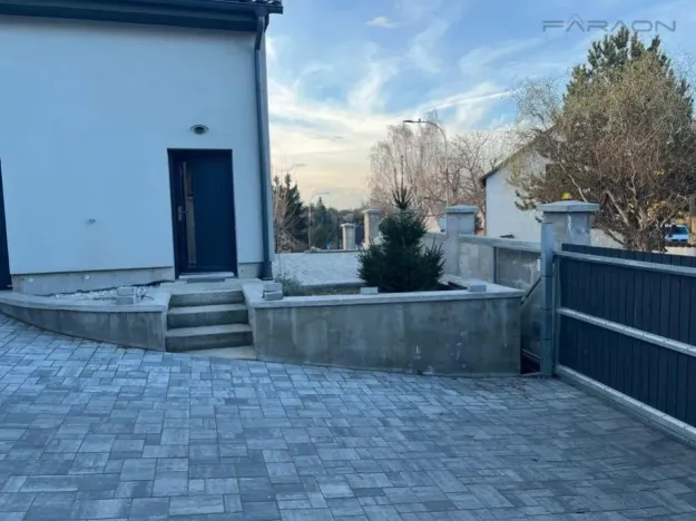 Pronájem bytu 3+kk, Dobřejovice, Košumberk, 70 m2