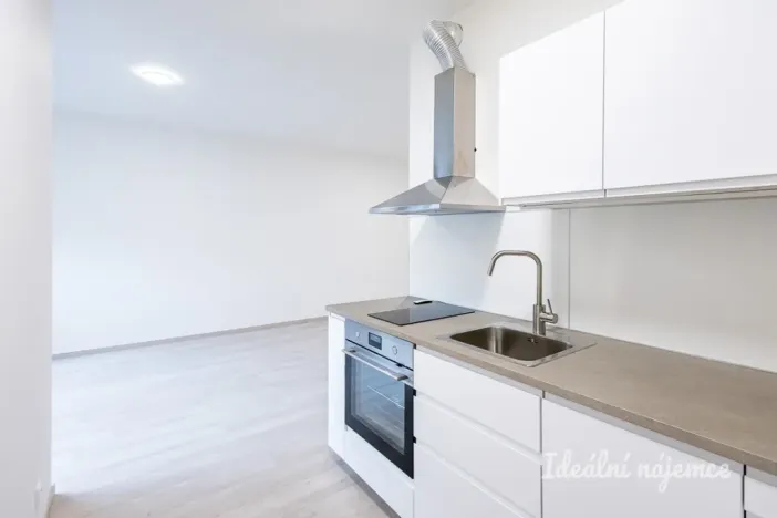 Pronájem bytu 1+kk, Praha - Vysočany, Poděbradská, 39 m2