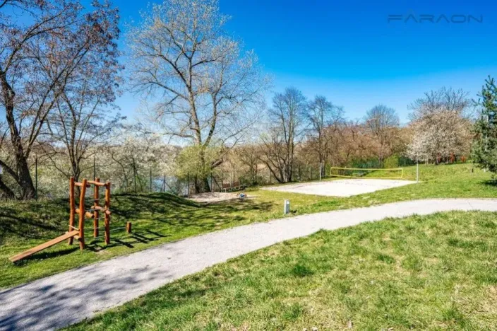 Pronájem bytu 3+kk, Praha - Hloubětín, Nademlejnská, 86 m2