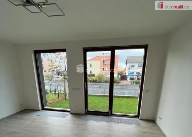 Pronájem bytu 1+kk, Praha - Dolní Chabry, Ústecká, 37 m2