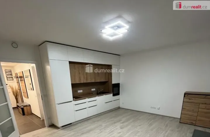 Pronájem bytu 1+kk, Praha - Dolní Chabry, Ústecká, 37 m2