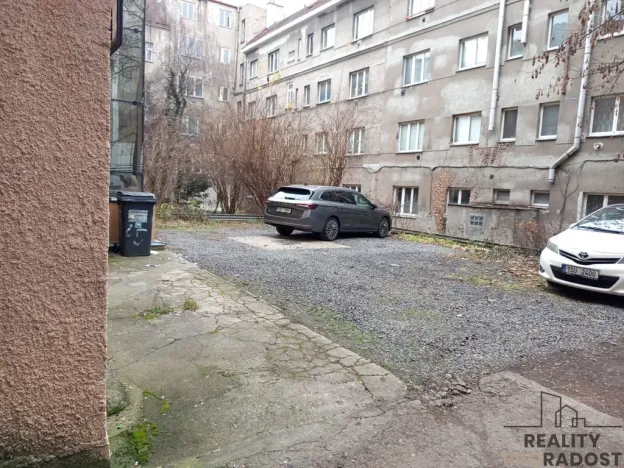 Pronájem garážového stání, Praha, Klicperova, 15 m2