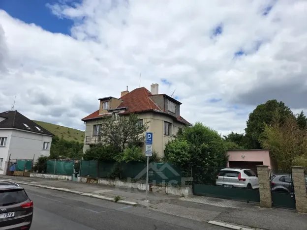 Prodej podílu 1/4 činžovního domu, Praha - Hlubočepy, V násypu, 430 m2