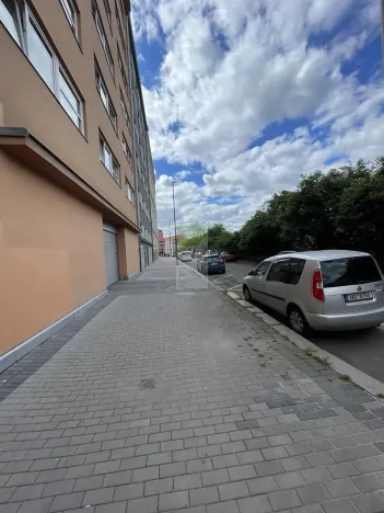 Pronájem garážového stání, Praha - Nusle, Bartoškova, 13 m2