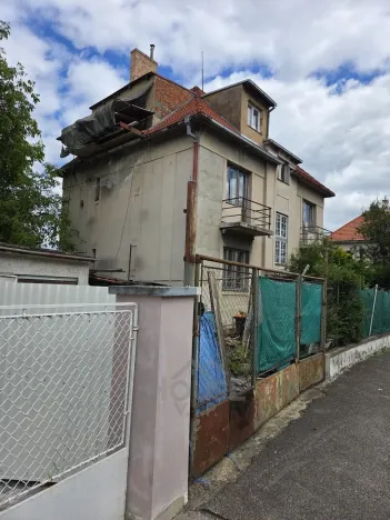 Prodej podílu 1/4 vícegeneračního domu, Praha - Hlubočepy, V násypu, 430 m2