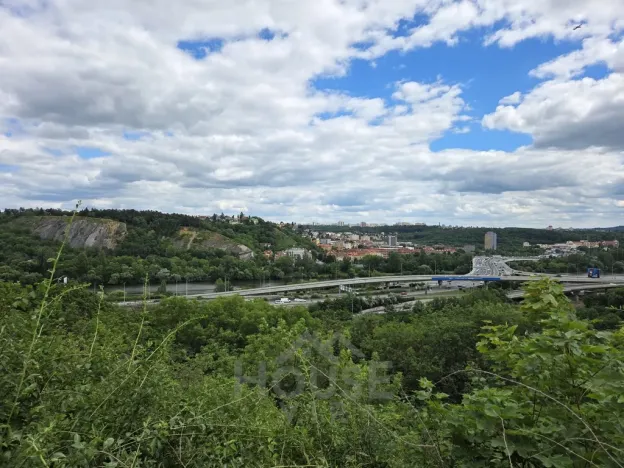 Prodej podílu 1/4 vícegeneračního domu, Praha - Hlubočepy, V násypu, 430 m2