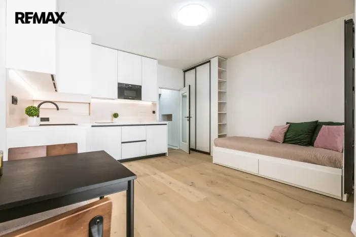Pronájem bytu 1+kk, Praha - Vršovice, Krymská, 26 m2