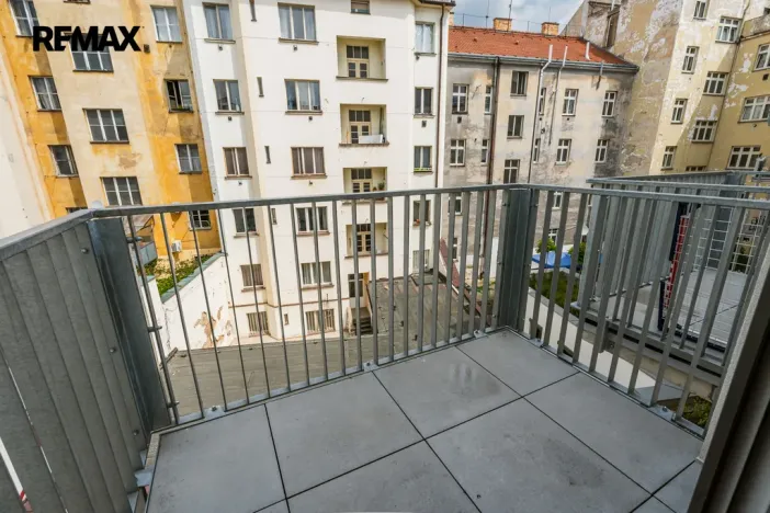 Pronájem bytu 1+kk, Praha - Vršovice, Krymská, 26 m2