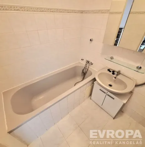 Pronájem bytu 3+1, Pardubice, Na Labišti, 87 m2